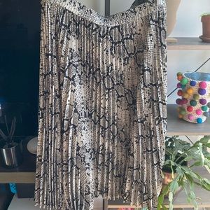Snake skin pattern pleated skirt